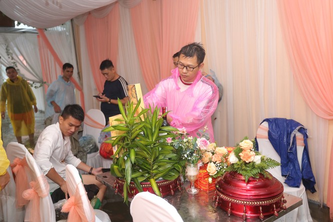 Đường ngập lụt, nhà trai dùng bể phao đẩy sính lễ ăn hỏi đến nhà gái - ảnh 3