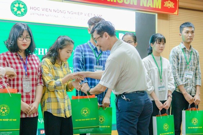 Học viện Nông nghiệp Việt Nam hỗ trợ sinh viên bị ảnh hưởng bởi dịch COVID-19 - ảnh 1
