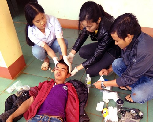 Kẻ trộm chó bị dân làng vây đánh ngất xỉu - ảnh 2