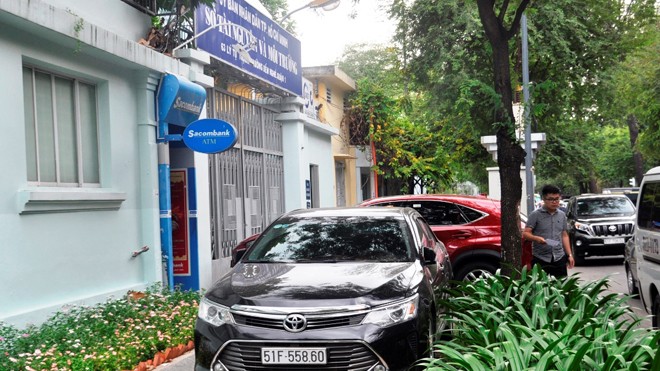 Xe biển xanh tiếp tục 'thách thức' lãnh đạo quận 1 - ảnh 1