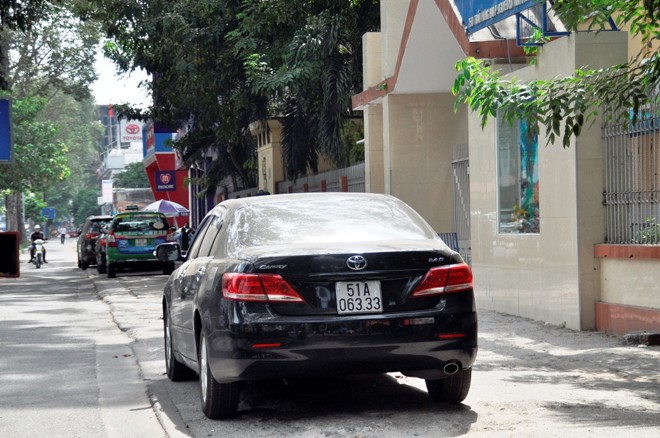Xe biển xanh tiếp tục 'thách thức' lãnh đạo quận 1 - ảnh 11