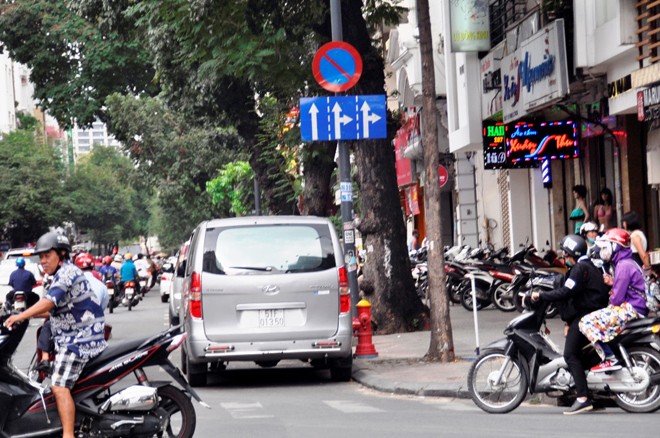 Xe biển xanh tiếp tục 'thách thức' lãnh đạo quận 1 - ảnh 13