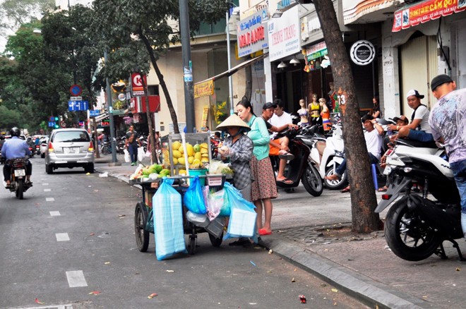 Xe biển xanh tiếp tục 'thách thức' lãnh đạo quận 1 - ảnh 14