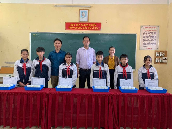 Thầy giáo đập tường rào nhà mình, xin đất làm sân chơi cho học sinh - ảnh 1