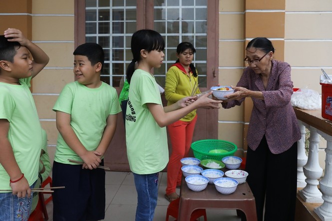 Lớp học miễn phí của bà lão bán vé số - ảnh 4