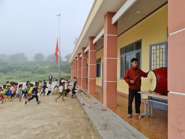Thắt ruột khi thầy giáo vùng cao nói: “Em sợ khi về con không nhận ra mình” - ảnh 5