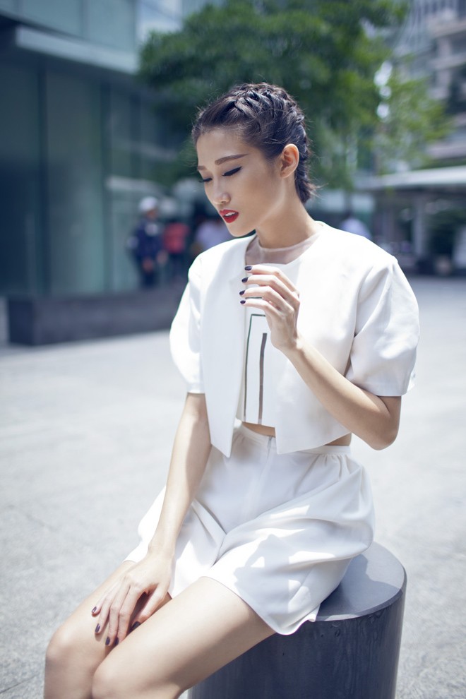 Kha Mỹ Vân chân dài, eo thon quyến rũ dạo phố - ảnh 6