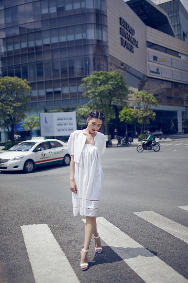 Kha Mỹ Vân chân dài, eo thon quyến rũ dạo phố - ảnh 1