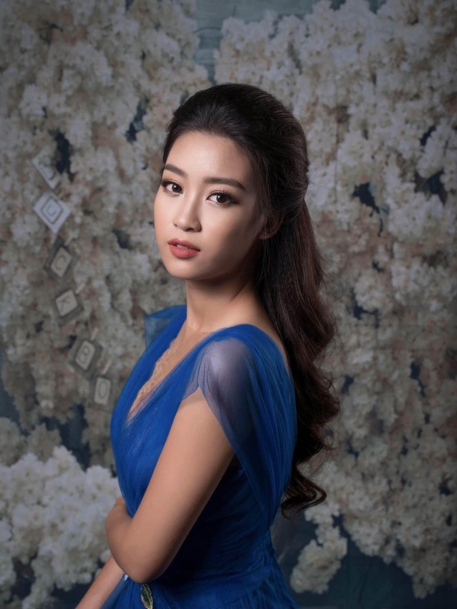 Hoa hậu Mỹ Linh lộng lẫy đầy quyến rũ với váy đuôi cá - ảnh 1