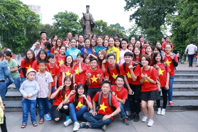 Ngọc Hân, Mỹ Linh, Thanh Tú mặc áo dài nhảy flashmob ở Hồ Gươm - ảnh 1