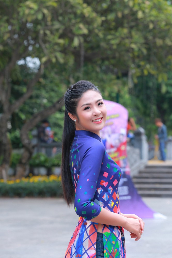 Ngọc Hân, Mỹ Linh, Thanh Tú mặc áo dài nhảy flashmob ở Hồ Gươm - ảnh 3