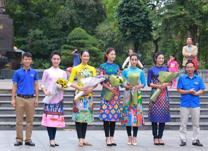 Ngọc Hân, Mỹ Linh, Thanh Tú mặc áo dài nhảy flashmob ở Hồ Gươm - ảnh 2