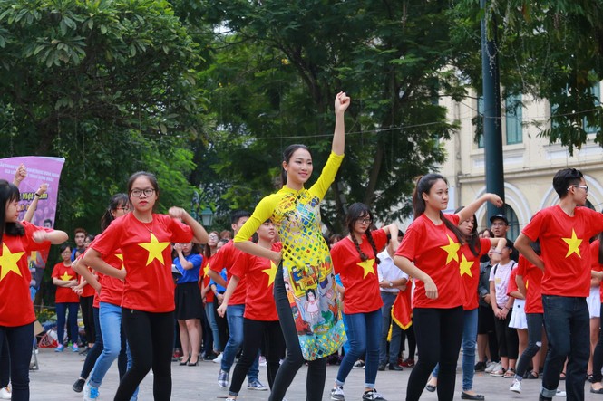 Ngọc Hân, Mỹ Linh, Thanh Tú mặc áo dài nhảy flashmob ở Hồ Gươm - ảnh 8