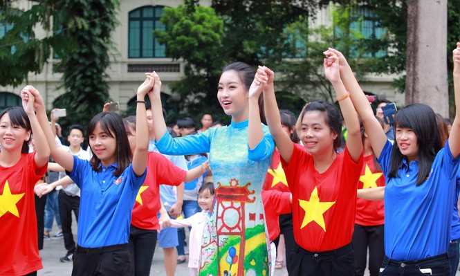 Ngọc Hân, Mỹ Linh, Thanh Tú mặc áo dài nhảy flashmob ở Hồ Gươm - ảnh 7