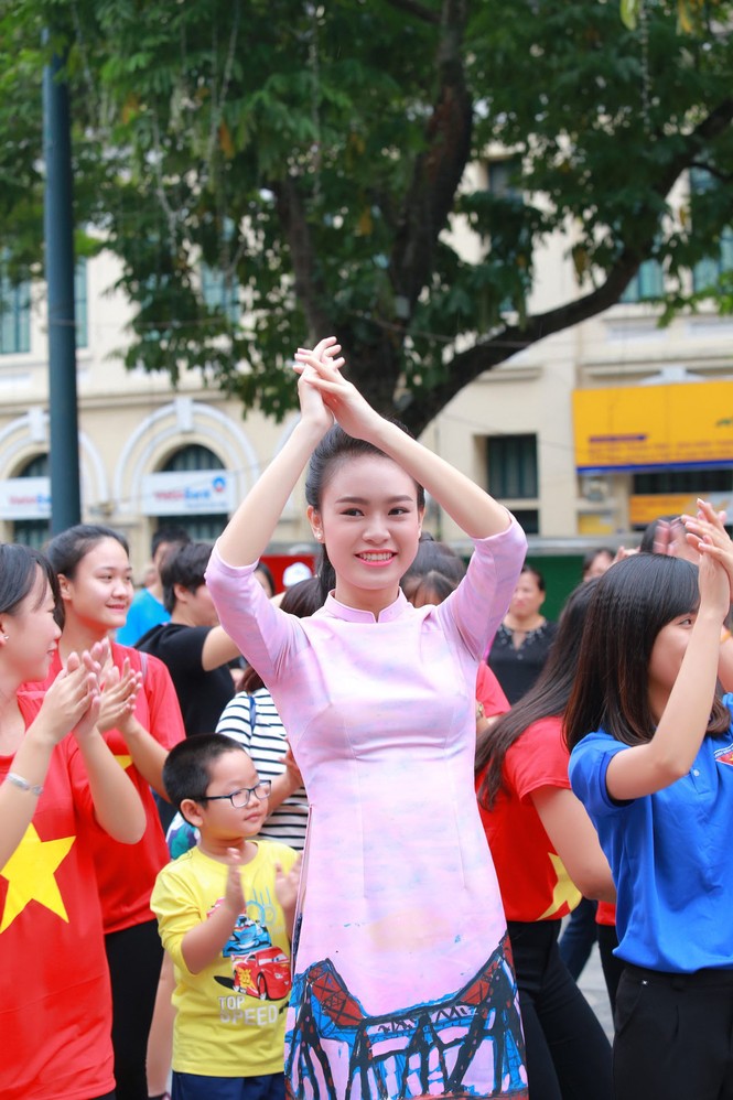Ngọc Hân, Mỹ Linh, Thanh Tú mặc áo dài nhảy flashmob ở Hồ Gươm - ảnh 9