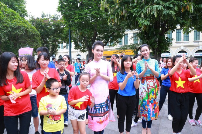 Ngọc Hân, Mỹ Linh, Thanh Tú mặc áo dài nhảy flashmob ở Hồ Gươm - ảnh 10