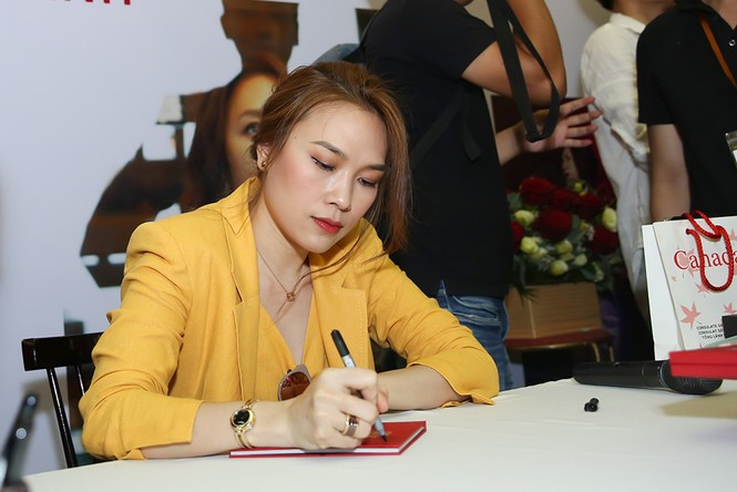 Không ngồi siêu xe, Mỹ Tâm bất ngờ đi xe điện tới buổi họp fans - ảnh 7