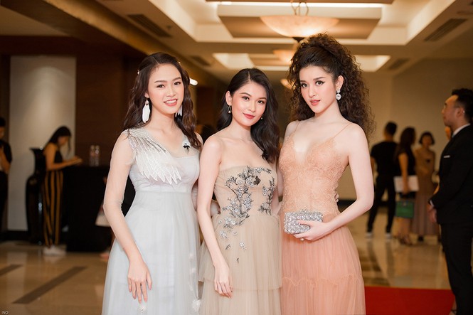 Huyền My mặc váy xuyên thấu gợi cảm bên Quốc Trường của ‘Về nhà đi con’ - ảnh 4