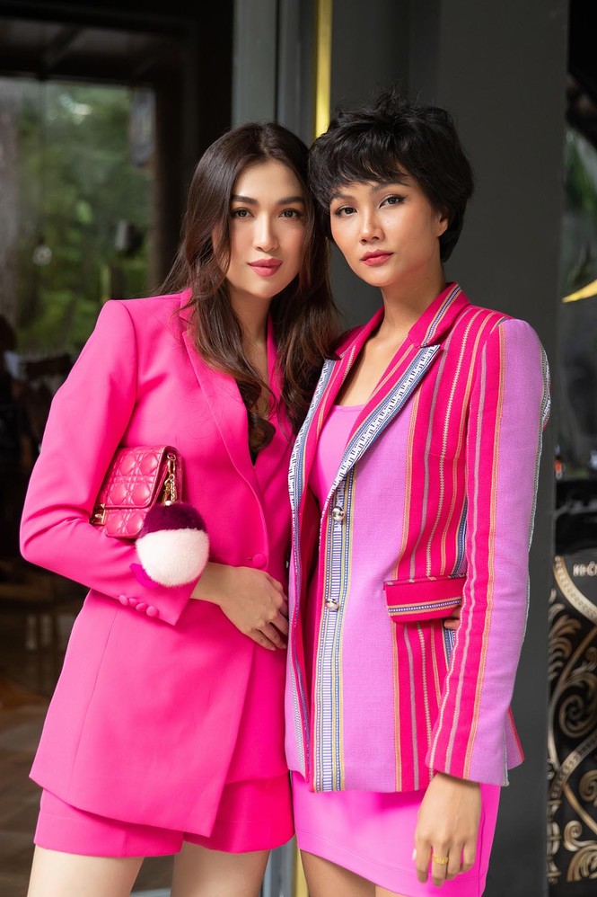 Thiết kế ‘Bàn thờ’ chính thức lọt top 18 trang phục dân tộc cho Hoàng Thuỳ - ảnh 1