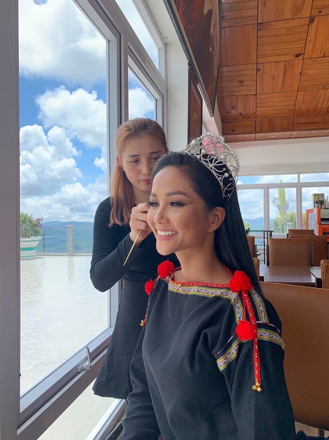 H'Hen Niê bất ngờ thướt tha tóc dài trên cao nguyên sau khi làm gãy vương miện - ảnh 1