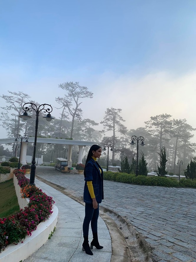 H'Hen Niê bất ngờ thướt tha tóc dài trên cao nguyên sau khi làm gãy vương miện - ảnh 3