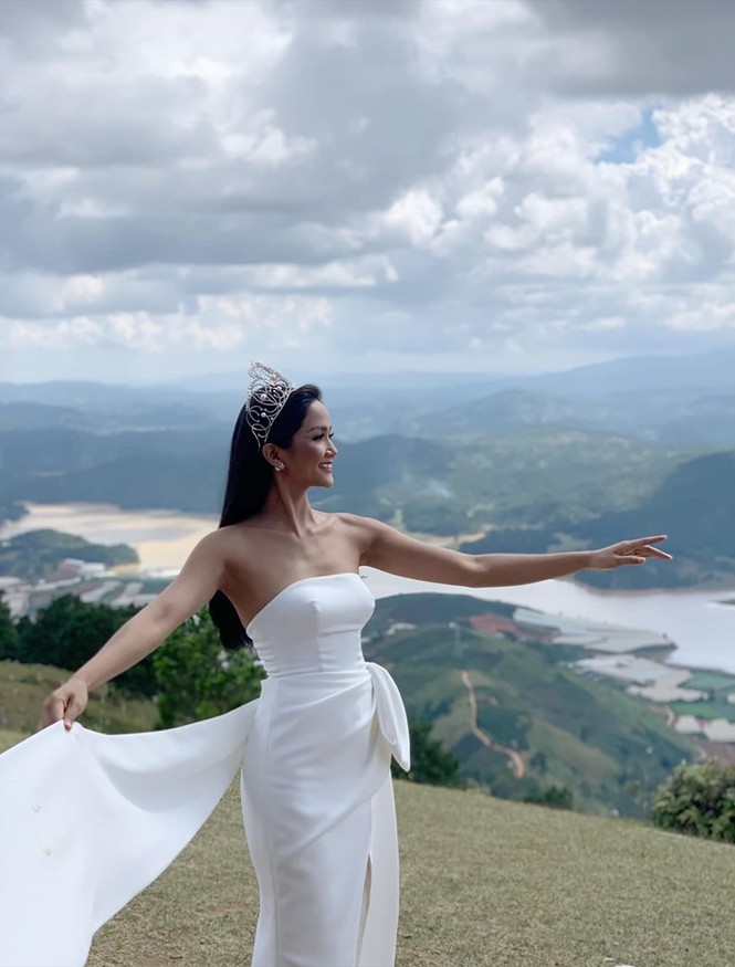 H'Hen Niê bất ngờ thướt tha tóc dài trên cao nguyên sau khi làm gãy vương miện - ảnh 4
