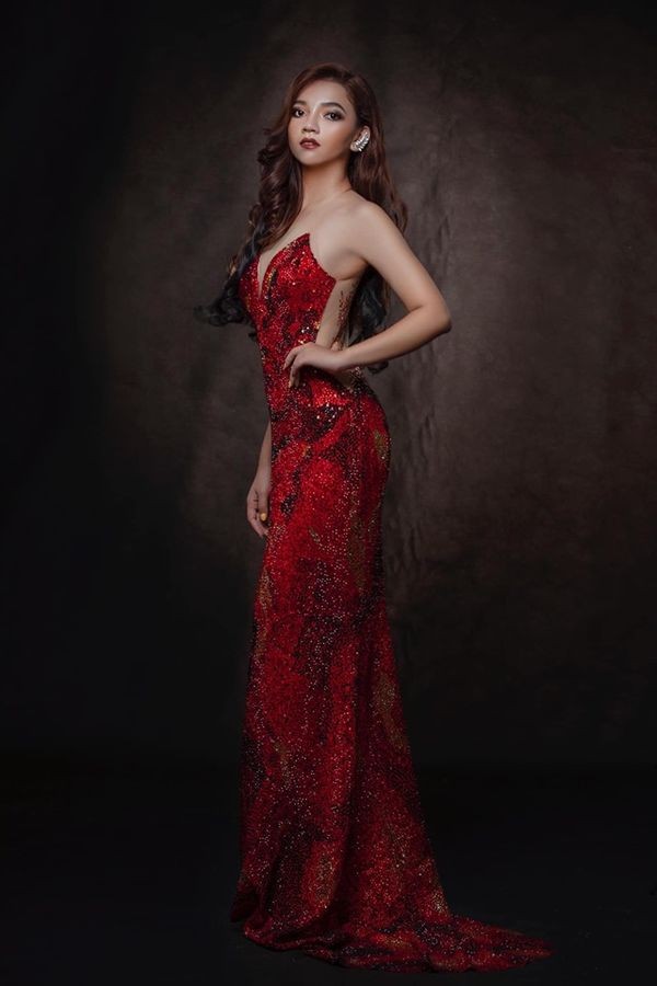 Nhái váy của HH Catriona Gray, thí sinh Hoa hậu Myanmar ngã dúi dụi - ảnh 2
