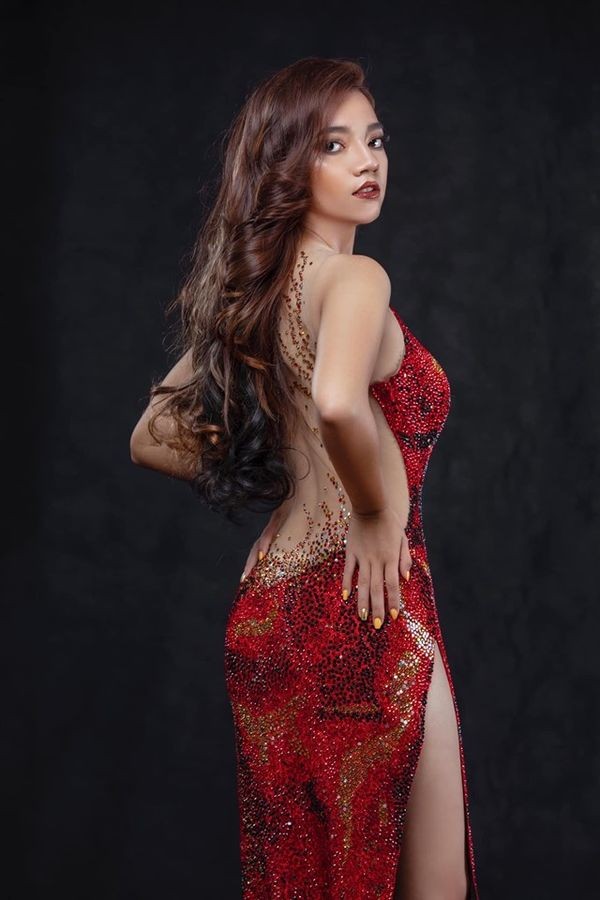Nhái váy của HH Catriona Gray, thí sinh Hoa hậu Myanmar ngã dúi dụi - ảnh 1