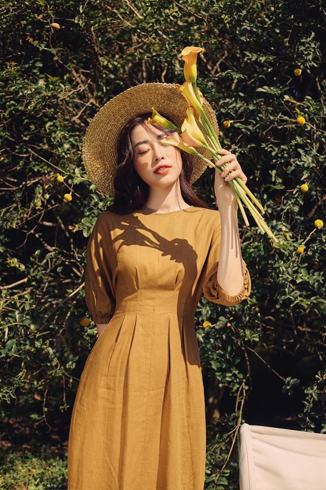 Hoàng Thuỳ lại khoe vòng 1 'bỏng mắt', H'Hen Niê tung tăng áo dài trên đất Thái - ảnh 10