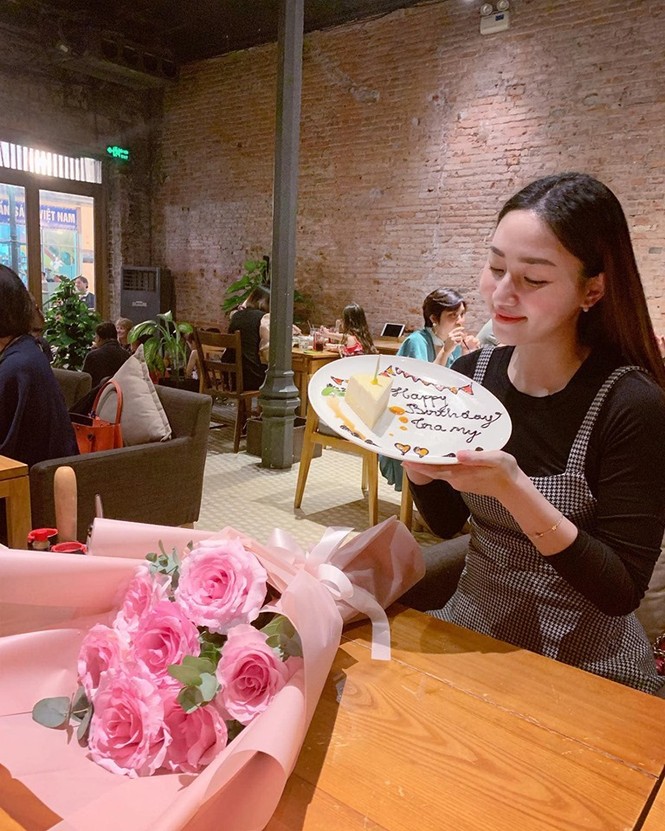 Hoàng Thuỳ lại khoe vòng 1 'bỏng mắt', H'Hen Niê tung tăng áo dài trên đất Thái - ảnh 11