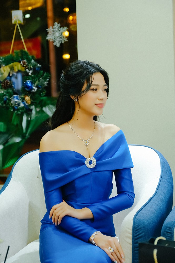 Hoa hậu Đỗ Thị Hà diện váy trễ vai nóng bỏng, khoe sắc rực rỡ bên siêu mẫu Vĩnh Thụy - ảnh 11