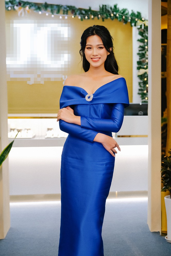 Hoa hậu Đỗ Thị Hà diện váy trễ vai nóng bỏng, khoe sắc rực rỡ bên siêu mẫu Vĩnh Thụy - ảnh 4