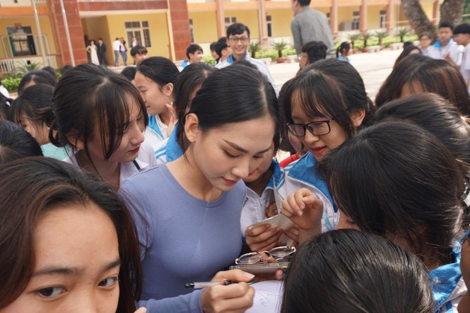 Hoa hậu Đỗ Thị Hà và hai Á hậu được fan nhí vây quanh trong chuyến từ thiện tại Thanh Hoá - ảnh 13