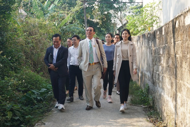 Hoa hậu Đỗ Thị Hà và hai Á hậu được fan nhí vây quanh trong chuyến từ thiện tại Thanh Hoá - ảnh 1