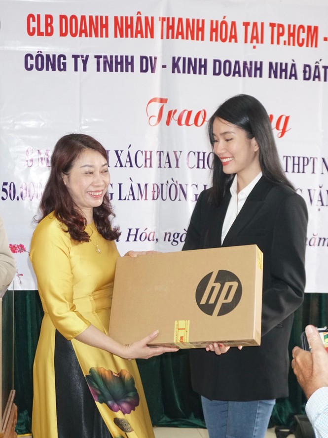 Hoa hậu Đỗ Thị Hà và hai Á hậu được fan nhí vây quanh trong chuyến từ thiện tại Thanh Hoá - ảnh 4
