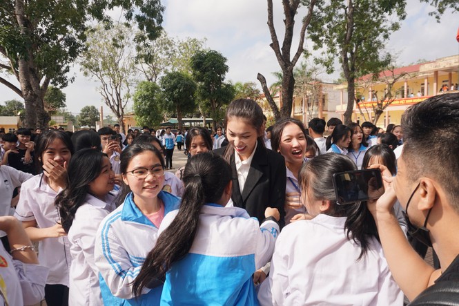 Hoa hậu Đỗ Thị Hà và hai Á hậu được fan nhí vây quanh trong chuyến từ thiện tại Thanh Hoá - ảnh 12