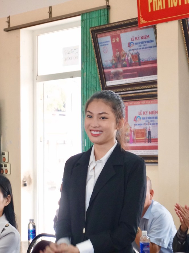 Hoa hậu Đỗ Thị Hà và hai Á hậu được fan nhí vây quanh trong chuyến từ thiện tại Thanh Hoá - ảnh 3