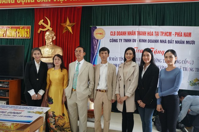Hoa hậu Đỗ Thị Hà và hai Á hậu được fan nhí vây quanh trong chuyến từ thiện tại Thanh Hoá - ảnh 2