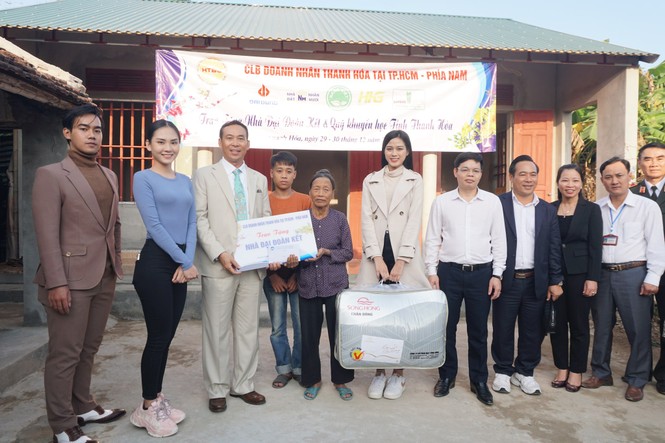 Hoa hậu Đỗ Thị Hà và hai Á hậu được fan nhí vây quanh trong chuyến từ thiện tại Thanh Hoá - ảnh 7