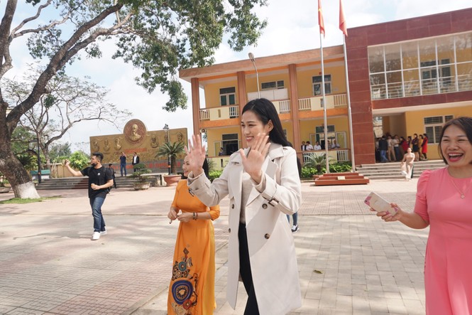 Hoa hậu Đỗ Thị Hà và hai Á hậu được fan nhí vây quanh trong chuyến từ thiện tại Thanh Hoá - ảnh 8