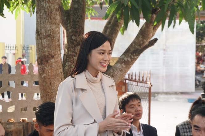 Hoa hậu Đỗ Thị Hà và hai Á hậu được fan nhí vây quanh trong chuyến từ thiện tại Thanh Hoá - ảnh 9