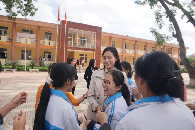 Hoa hậu Đỗ Thị Hà và hai Á hậu được fan nhí vây quanh trong chuyến từ thiện tại Thanh Hoá - ảnh 11
