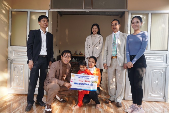 Hoa hậu Đỗ Thị Hà và hai Á hậu được fan nhí vây quanh trong chuyến từ thiện tại Thanh Hoá - ảnh 5