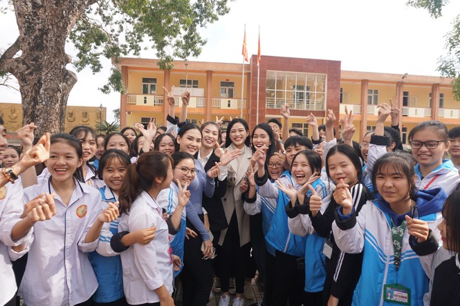 Hoa hậu Đỗ Thị Hà và hai Á hậu được fan nhí vây quanh trong chuyến từ thiện tại Thanh Hoá - ảnh 10