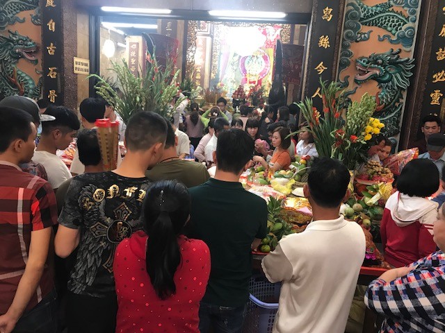 Chen chân xin lộc tại Miếu Bà Chúa Xứ Núi Sam - ảnh 11