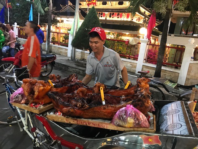 Chen chân xin lộc tại Miếu Bà Chúa Xứ Núi Sam - ảnh 15