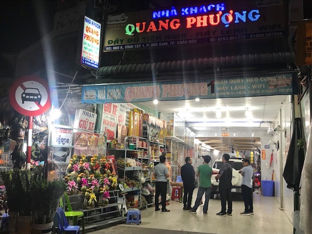 Chen chân xin lộc tại Miếu Bà Chúa Xứ Núi Sam - ảnh 2
