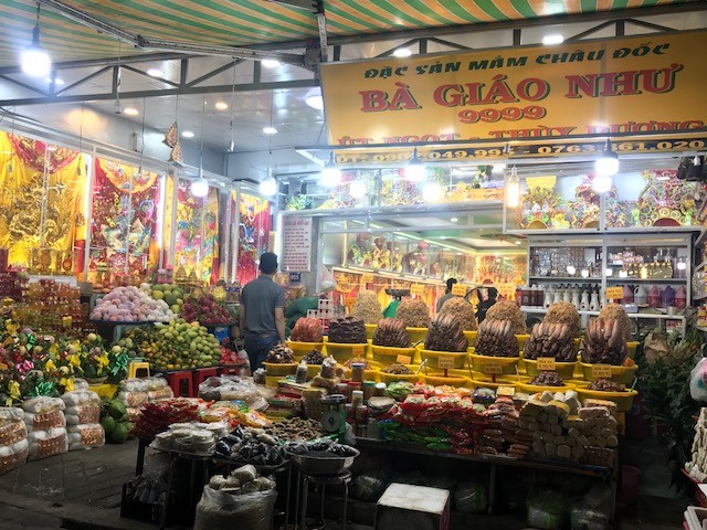 Chen chân xin lộc tại Miếu Bà Chúa Xứ Núi Sam - ảnh 5
