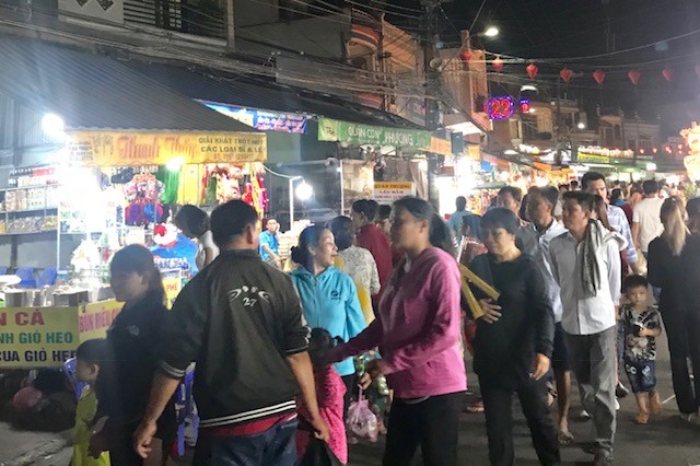 Chen chân xin lộc tại Miếu Bà Chúa Xứ Núi Sam - ảnh 7