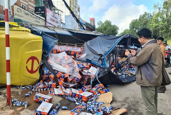 Xe tải chở bia ‘trôi’ trên phố, ủi bay 17 xe máy - ảnh 1